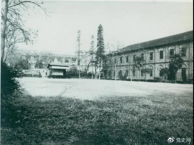 　　1927年3月18日，毛澤東出席在武昌舉行的河南武裝農(nóng)民代表大會，并作湖南農(nóng)運狀況報告。圖為大會會場——武昌農(nóng)講所大操場。