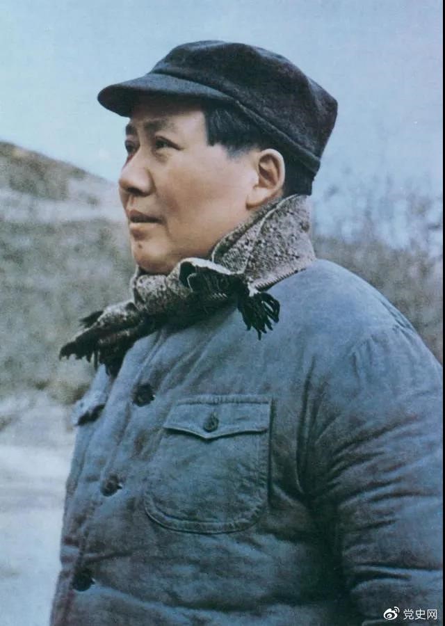 　　1947年3月18日，中共中央機關(guān)主動撤離延安。毛澤東和周恩來、任弼時等繼續(xù)留在陜北，指揮全國人民解放戰(zhàn)爭。這是轉(zhuǎn)戰(zhàn)陜北前夕的毛澤東。